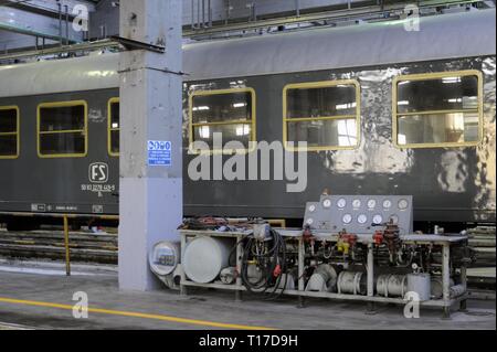 L'Italie, fondation FS Italiane, journée portes ouvertes aux ateliers de la 'Squadra Rialzo' de la gare centrale de Milan, où les trains historiques sont conservés et restaurés, à l'occasion de l'initiative Printemps Jours. Banque D'Images