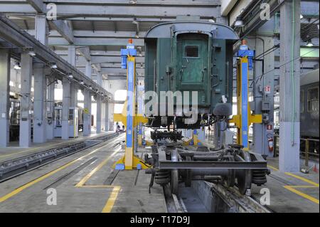 L'Italie, fondation FS Italiane, journée portes ouvertes aux ateliers de la 'Squadra Rialzo' de la gare centrale de Milan, où les trains historiques sont conservés et restaurés, à l'occasion de l'initiative Printemps Jours. Banque D'Images