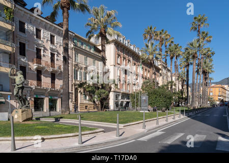 Rue dans le centre historique de Sanremo, ville balnéaire sur la Riviera Italienne Banque D'Images