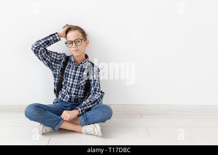 Les enfants, adolescents et de la mode à la mode - concept kid habillé en chemise à carreaux sur fond blanc Banque D'Images