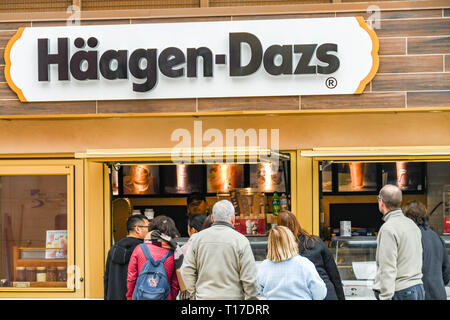 LAS VEGAS, NV, USA - Février 2019 : personnes en attente à la crème glace Haagen-Dazs kiosque dans le nord Simon Premium Outlets de Las Vegas. Banque D'Images