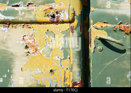Close-up vue détaillée d'un ancien militaire détruit probablement van trouvés dans la forêt montagneuse près de la rivière Chilco en Colombie-Britannique, Canada Banque D'Images