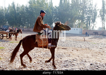 À cheval au marché de Sundey à Kashgar, dans la région autonome du Xinjiang, en Chine. Banque D'Images