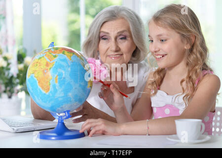 Portrait de grand-mère et sa petite-fille à faire leurs devoirs Banque D'Images