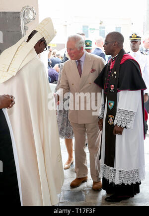 Le Prince de Galles et la duchesse de Cornouailles sont accueillis par l'évêque de la Barbade, John TITULAIRE (à gauche) à leur arrivée à assister à un service religieux à la cathédrale Saint Michael's à Bridgetown, Barbade. Banque D'Images