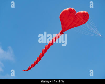 Cerf-volant en forme de coeur sur un doux fond de ciel bleu Banque D'Images