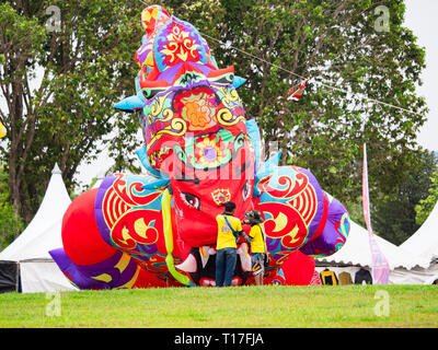 Kite en doux balinais traditionnel indonésien style Hindou étant lancé à la 24e mondiale de Pasir Gudang Kite Festival avec des participants de 43 nations Banque D'Images