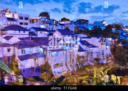 Vue panoramique sur village avec de vieilles maisons peintes en bleu, couleur de la ville de Malang, Indonésie, l'île de Java Banque D'Images