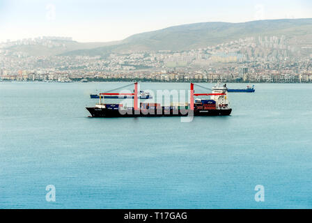 Izmir, Turquie, 20 mai 2008 : des navires en mer à Kadifekale Banque D'Images