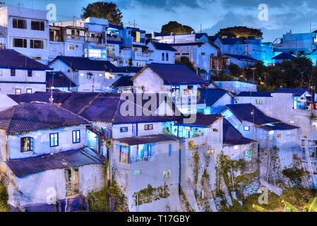 Vue panoramique sur village avec de vieilles maisons peintes en bleu, couleur de la ville de Malang, Indonésie, l'île de Java Banque D'Images
