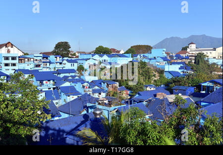 Village Kampung Biru avec maisons peintes de couleur bleue, Jodipan village, ville Malang, Indonésie, l'île de Java Banque D'Images