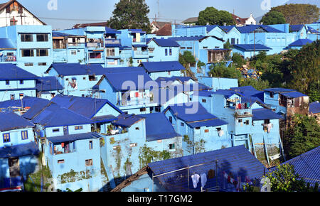 Vue panoramique sur village avec de vieilles maisons peintes en bleu, couleur de la ville de Malang, Indonésie, l'île de Java Banque D'Images