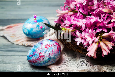 Œufs de Pâques et Jacinthe rose des fleurs sur une table Banque D'Images
