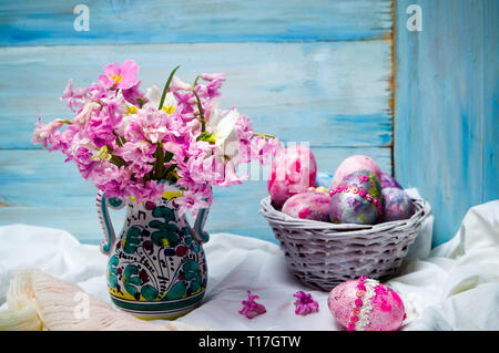 Œufs de Pâques et Jacinthe rose des fleurs sur une table Banque D'Images