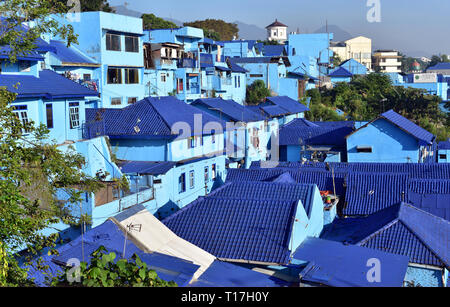 Village Kampung Biru avec maisons peintes de couleur bleue, Jodipan village, ville Malang, Indonésie, l'île de Java Banque D'Images