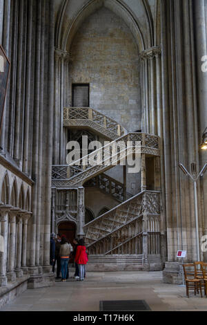 Escalier de la librairie l'escalier des libraires, dans la Cathédrale Notre Dame de Rouen, Seine-Maritime, France. Banque D'Images