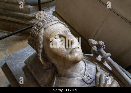 Gros plan sur la figure en haut de la tombe contenant le coeur de Richard Coeur de lion dans la Cathédrale Notre Dame de Rouen, Seine-Maritime, France. Banque D'Images