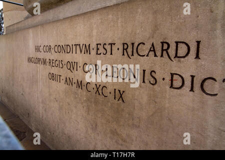 L'inscription sur le tombeau contenant le coeur de Richard Coeur de lion dans la Cathédrale Notre Dame de Rouen, Seine-Maritime, France. Banque D'Images