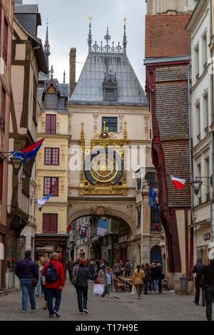 Le Gros-Horloge Grande horloge), une horloge astronomique du xive siècle, rue du Gros-Horloge, Rouen, Seine-Maritime, France. Banque D'Images