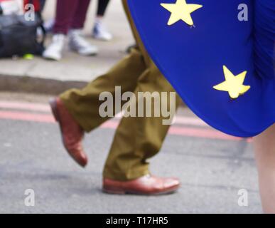 Bas des jambes de l'homme et de la femme dancing - woman wearing blue jupe européenne avec étoiles d'or Banque D'Images