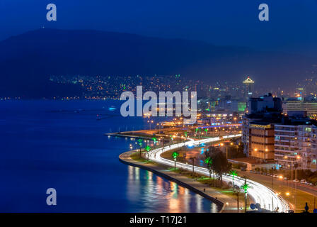 Izmir, Turquie, 1 avril 2010 : Bleu nuit à Orty Banque D'Images