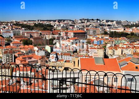 Lisbonne, Portugal- le 20 mars 2019 : Belle vue sur Lisbonne et le Tage et pont 25 de Abril en arrière-plan. Le Portugal dans une journée ensoleillée de l'al. Banque D'Images