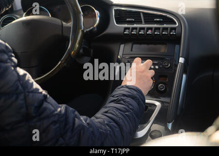 Chauffeur Homme hand holding transmission automatique en voiture. Banque D'Images