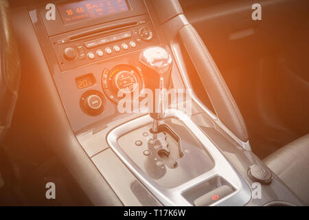 La boîte de vitesses automatique de garés dans un véhicule moderne location automobile. Banque D'Images