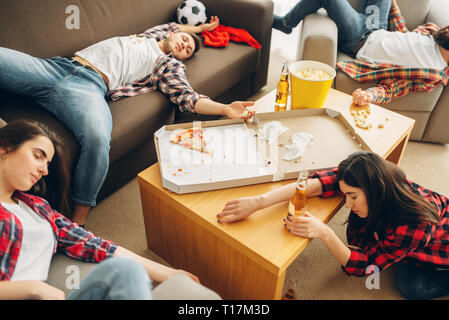 Les fans de football, le sommeil après l'alcool partie à la maison Banque D'Images