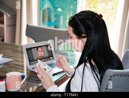 Jeune femme entrepreneur assis à un bureau prenant une pause, manger rapidement de la nourriture de récipient en plastique travaillant de la maison. Banque D'Images