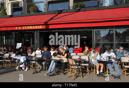 La terrasse est un café français traditionnel, situé à proximité de la Tour Eiffel à Paris, France. Banque D'Images