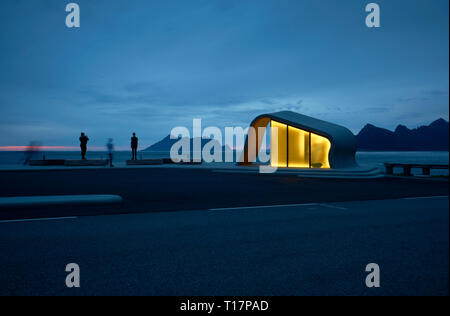 Touristes et l'architecture en verre de béton en forme de vague d'Ureddplassen Aire de repos - Helgelandskysten Norwegian Scenic Tourist route Nordland Norvège Banque D'Images