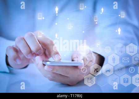 Les mains de l'homme de toucher l'écran du smartphone lors de l'utilisation de l'application mobile pour les activités comme le magasinage en ligne, effectuer une réservation ou l'achat de biens Banque D'Images
