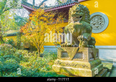 Hangzhou, Zhejiang, Chine - le 16 décembre 2018 : Lion statue en face de Temple Lingyin à Hangzhou, Chine (Temple de la retraite de l'âme) L'un des lar Banque D'Images