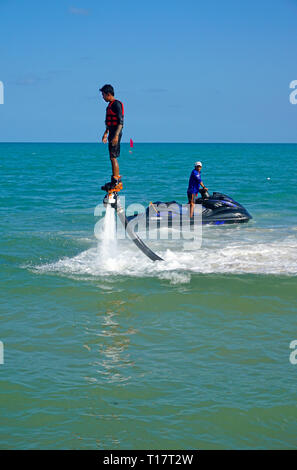 Flyboarding, l'homme sur un Flyboard attaché à un jet ski, Lamai Beach, Koh Samui, Golfe de Thailande, Thaïlande Banque D'Images