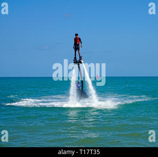 Flyboarding, l'homme sur un Flyboard attaché à un jet ski, Lamai Beach, Koh Samui, Golfe de Thailande, Thaïlande Banque D'Images