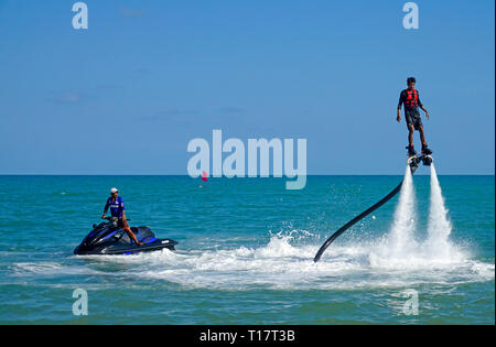 Flyboarding, l'homme sur un Flyboard attaché à un jet ski, Lamai Beach, Koh Samui, Golfe de Thailande, Thaïlande Banque D'Images