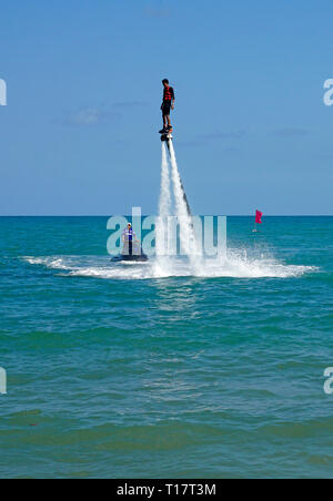 Flyboarding, l'homme sur un Flyboard attaché à un jet ski, Lamai Beach, Koh Samui, Golfe de Thailande, Thaïlande Banque D'Images