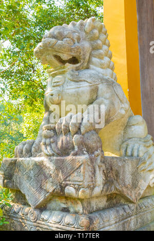 Hangzhou, Zhejiang, Chine - le 16 décembre 2018 : Lion statue en face de Temple Lingyin à Hangzhou, Chine (Temple de la retraite de l'âme) L'un des la Banque D'Images