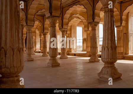 Une magnifique salle avec des colonnes dans la forteresse d'ambre au Rajasthan Banque D'Images