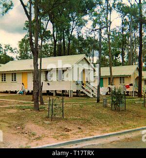 1969 -Wacol immigration hostel,près de Brisbane Queensland (maintenant une prison) -hébergement chalets en arrière-plan Banque D'Images