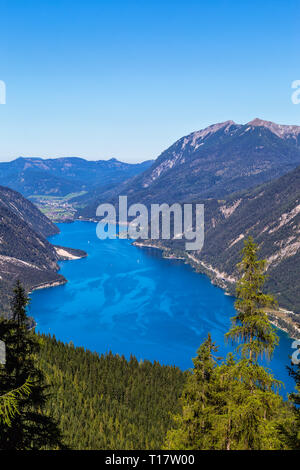 Au cours d'une randonnée sur la Bärenkopf vous aurez toujours une vue imprenable sur l'Achensee et l'Tyrlean Alpes. Banque D'Images