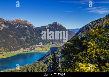 Au cours d'une randonnée sur la Bärenkopf vous aurez toujours une vue imprenable sur l'Achensee et l'Tyrlean Alpes. Banque D'Images