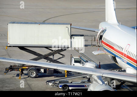 Récipient avec alimentation fournitures pour passagers d'avions d'être chargés à bord d'un avion Banque D'Images