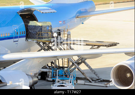 Palettes de fret aérien d'être chargés dans la soute d'un avion dans un aéroport Banque D'Images