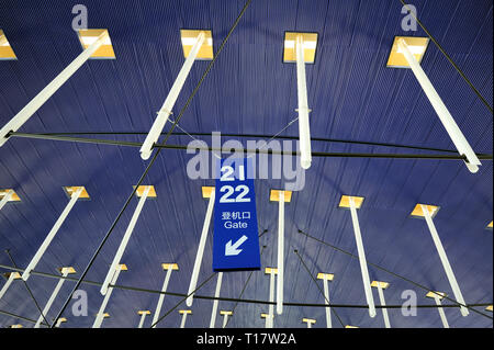 Panneau pour l'embarquement à l'plafond bleu à l'Aéroport International de Pudong, Shanghai, Chine Banque D'Images