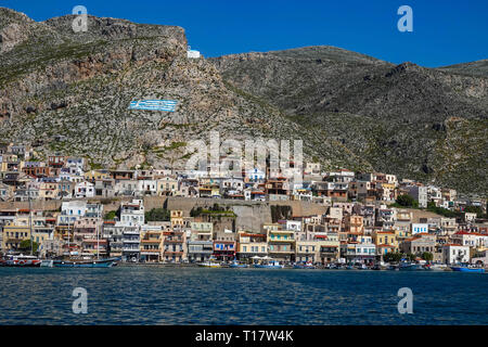 Le port de Pothia, avec ses maisons de style italien, Kalymnos, Dodécanèse, Grèce Banque D'Images