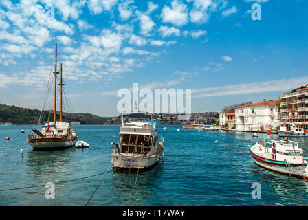 Istanbul, Turquie, 17 avril 2006 : Bosphore Mansions, bateaux, Kucuksu Anadolu Hisari Banque D'Images