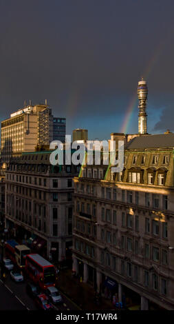 Un double arc-en-ciel et ciel d'orage contre la BT Tower La Tour de l'ancien bureau de poste dans la région de West End de Londres Banque D'Images