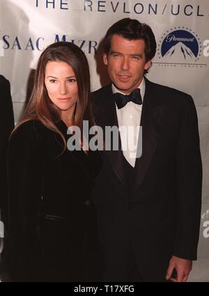 LOS ANGELES, CA. Décembre 03, 1997 : 'Bond' star Pierce Brosnan & amie Keeley Shaye Smith au Fire & Ice Ball au Paramount Studios, Hollywood, au profit de l'UCLA/Revlon Women's Cancer Research Program. Banque D'Images